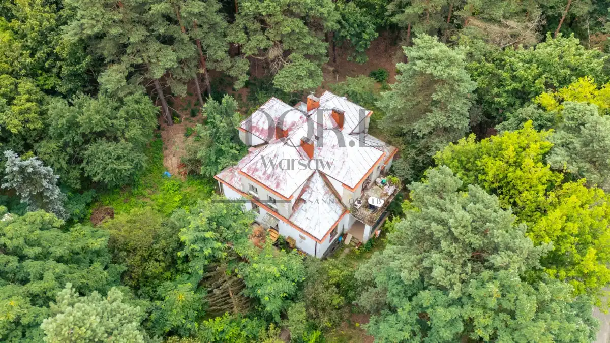 Photos Period villa for renovation with spacious garden