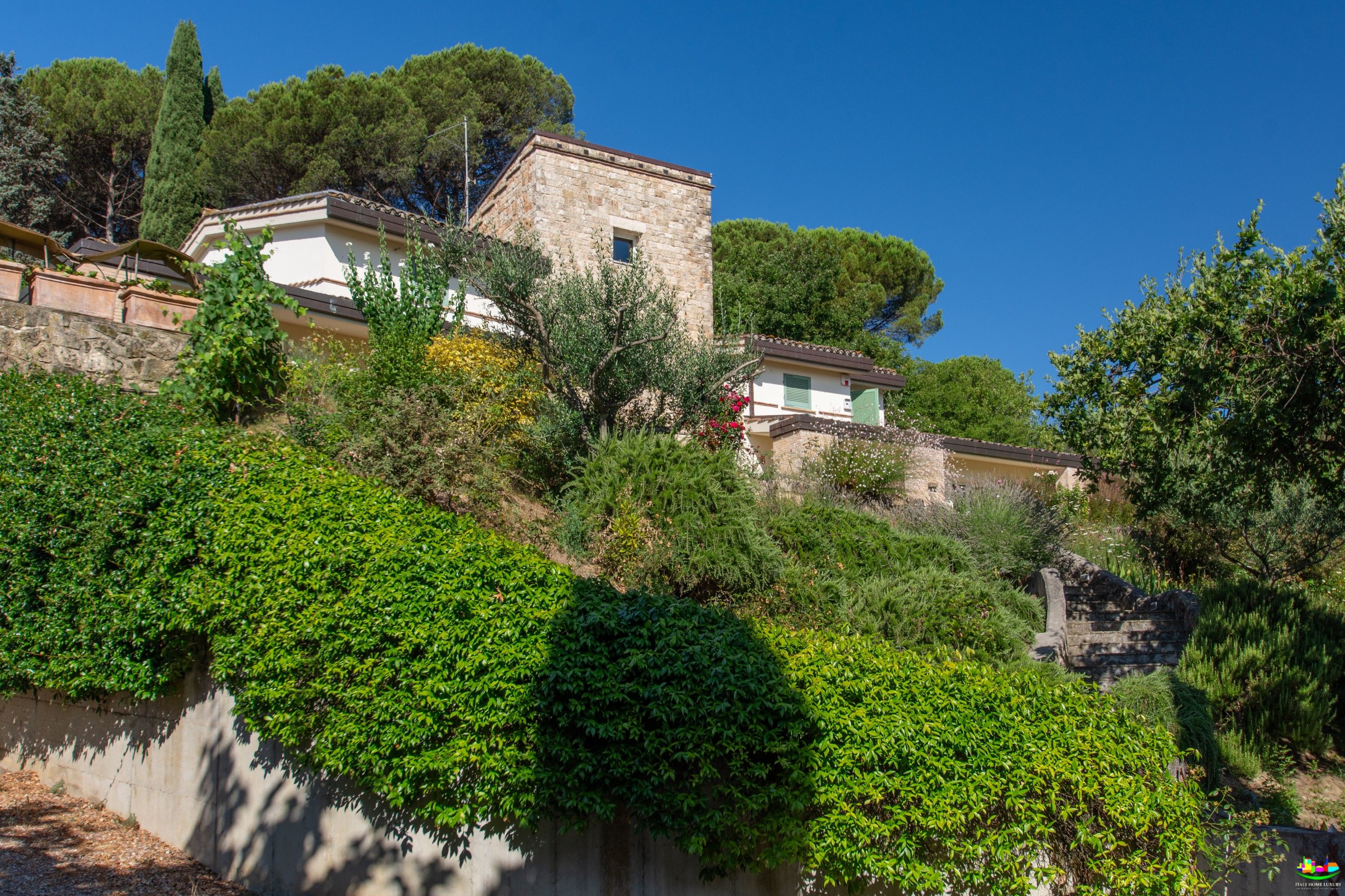 Photos Country properety with historic dovecote tower and pool in Perugia