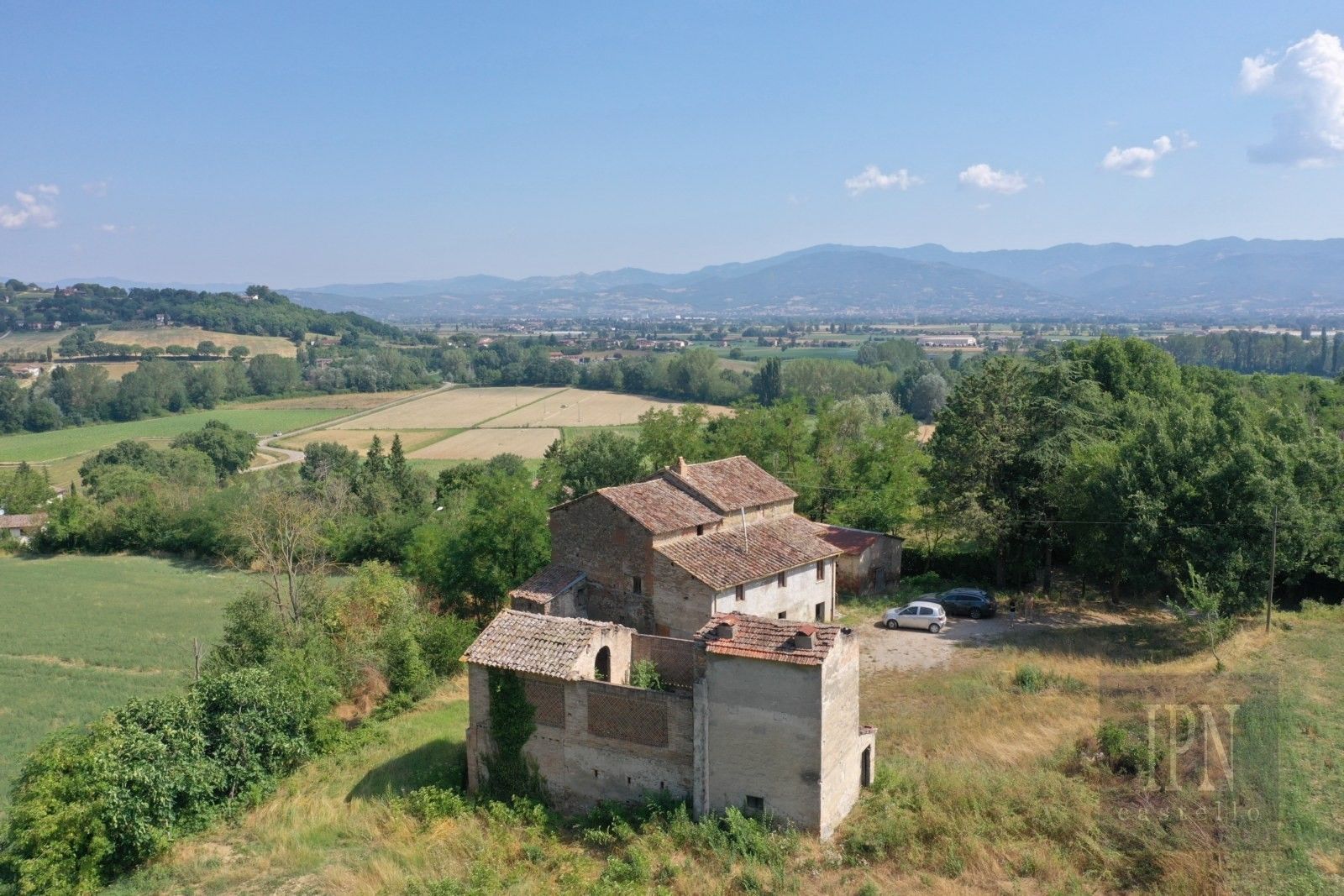 Photos Umbrian country home with restoration potential - 23,2 acres