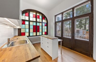 Historic Villa for sale Währing, Vienna, Die charmante Küche mit farbigen Bleiglas-Fenstern