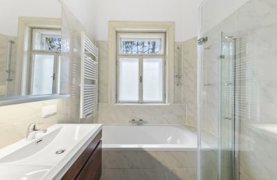 Historic Villa for sale Währing, Vienna, Das Tageslicht-Badezimmer