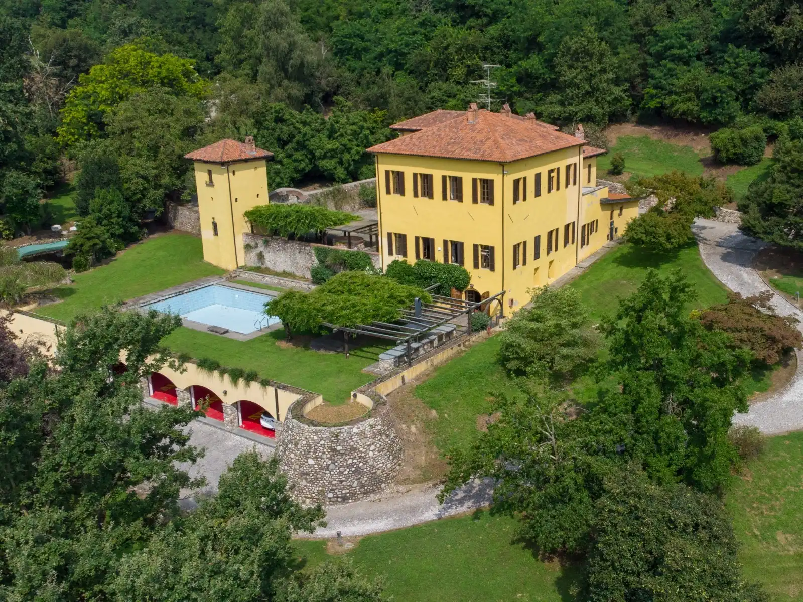 Photos Cascina Fontana - Historisches Landgut mit grossem Grundstück, Stall und Swimmingpool
