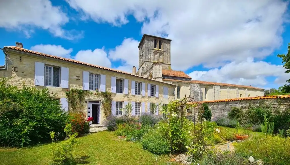 Photos Restored templar estate with outbuildings near Cognac