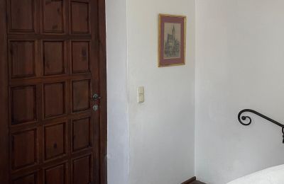 Castle for sale 84375 Kirchdorf am Inn, Hofmarkstraße 2, Bavaria, Treppenhaus: Eingangstür zum 1. Stock