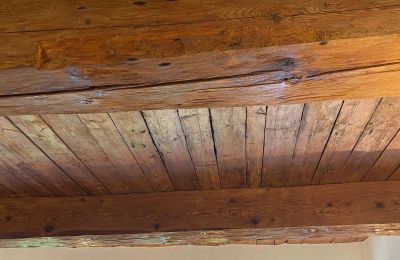 Castle for sale 84375 Kirchdorf am Inn, Hofmarkstraße 2, Bavaria, 1. Stock: Balkendecke im Wohnzimmer