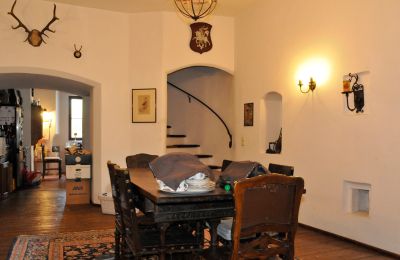 Castle for sale 84375 Kirchdorf am Inn, Hofmarkstraße 2, Bavaria, 1. Stock: Esszimmer mit Blick zu Küche und interner kleinen Wendeltreppe