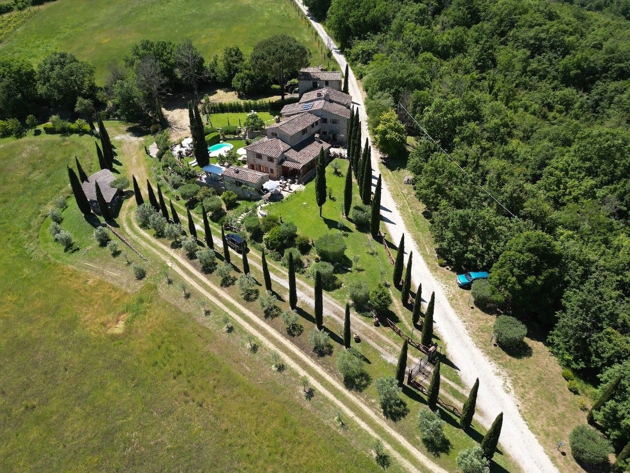 Photos Tuscan country property near Anghiari with vineyards and olive groves