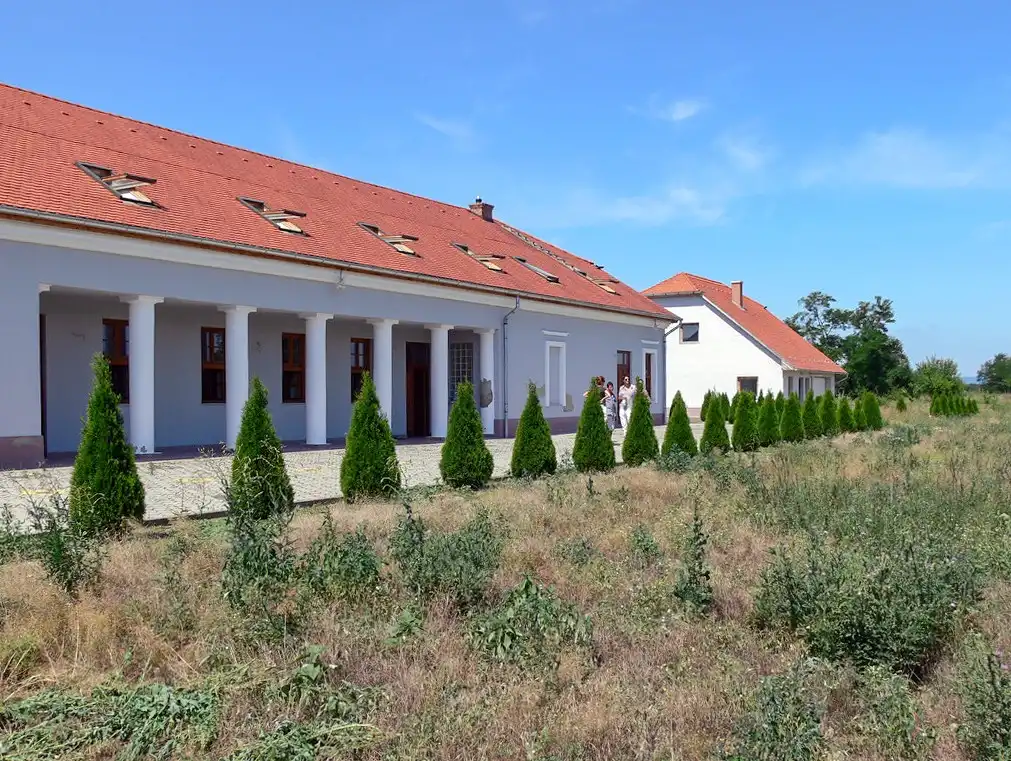 Photos Manor house with 15 acres near Budapest