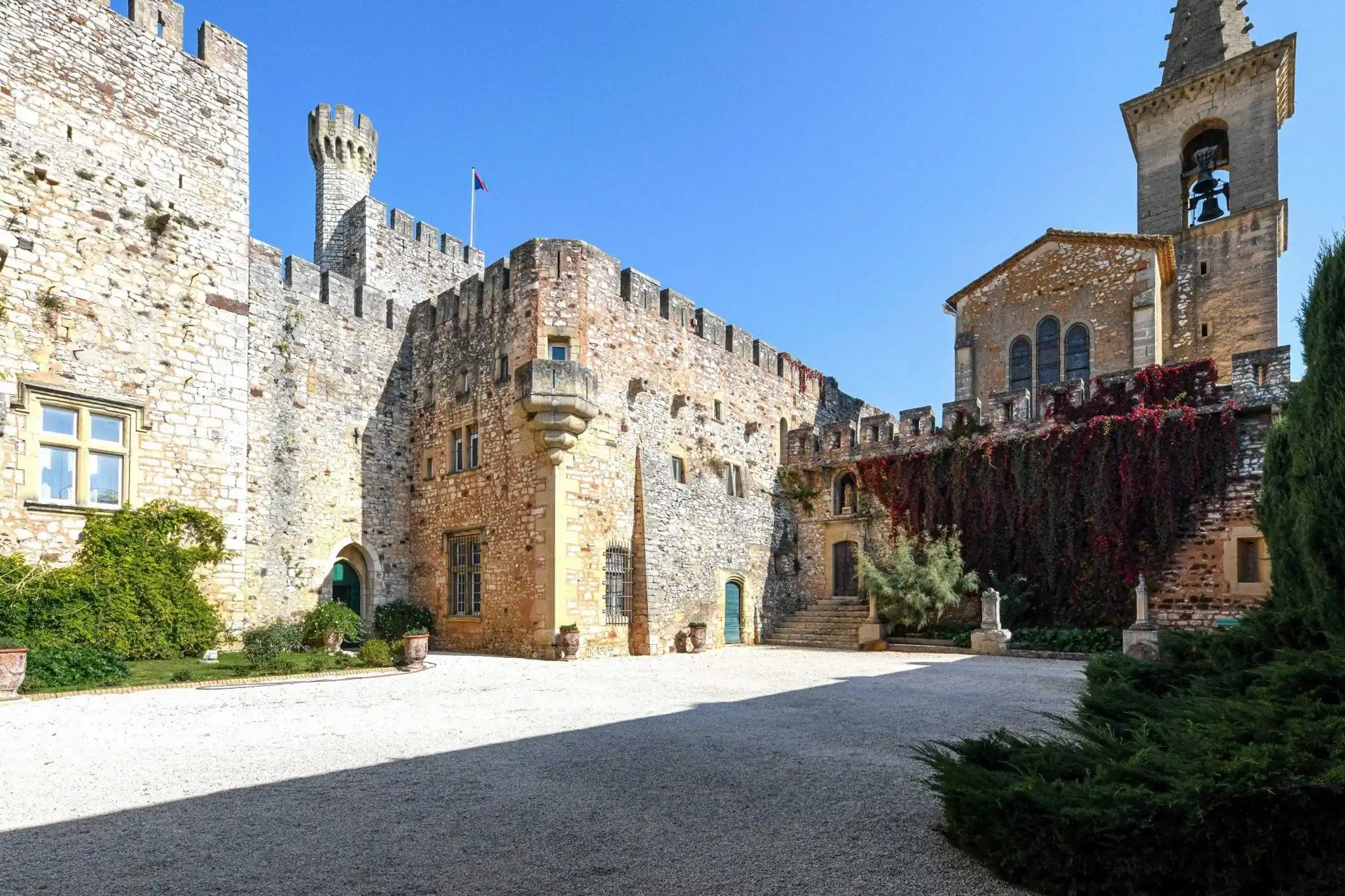 Photos Medieval castle with walled park, garden and pool near Uzès