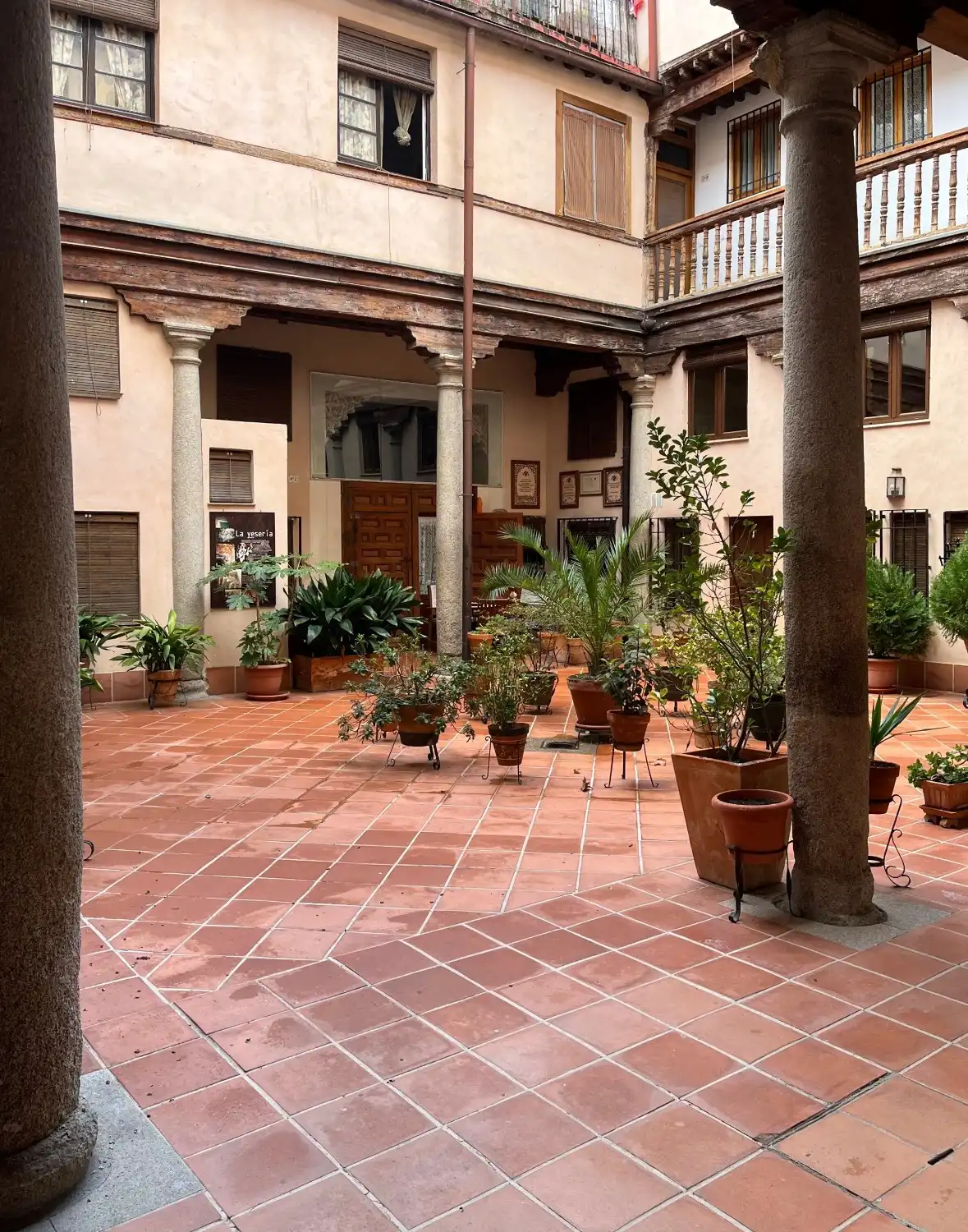 Photos Period apartment in historic building in Toledo with original Renaissance ceilings