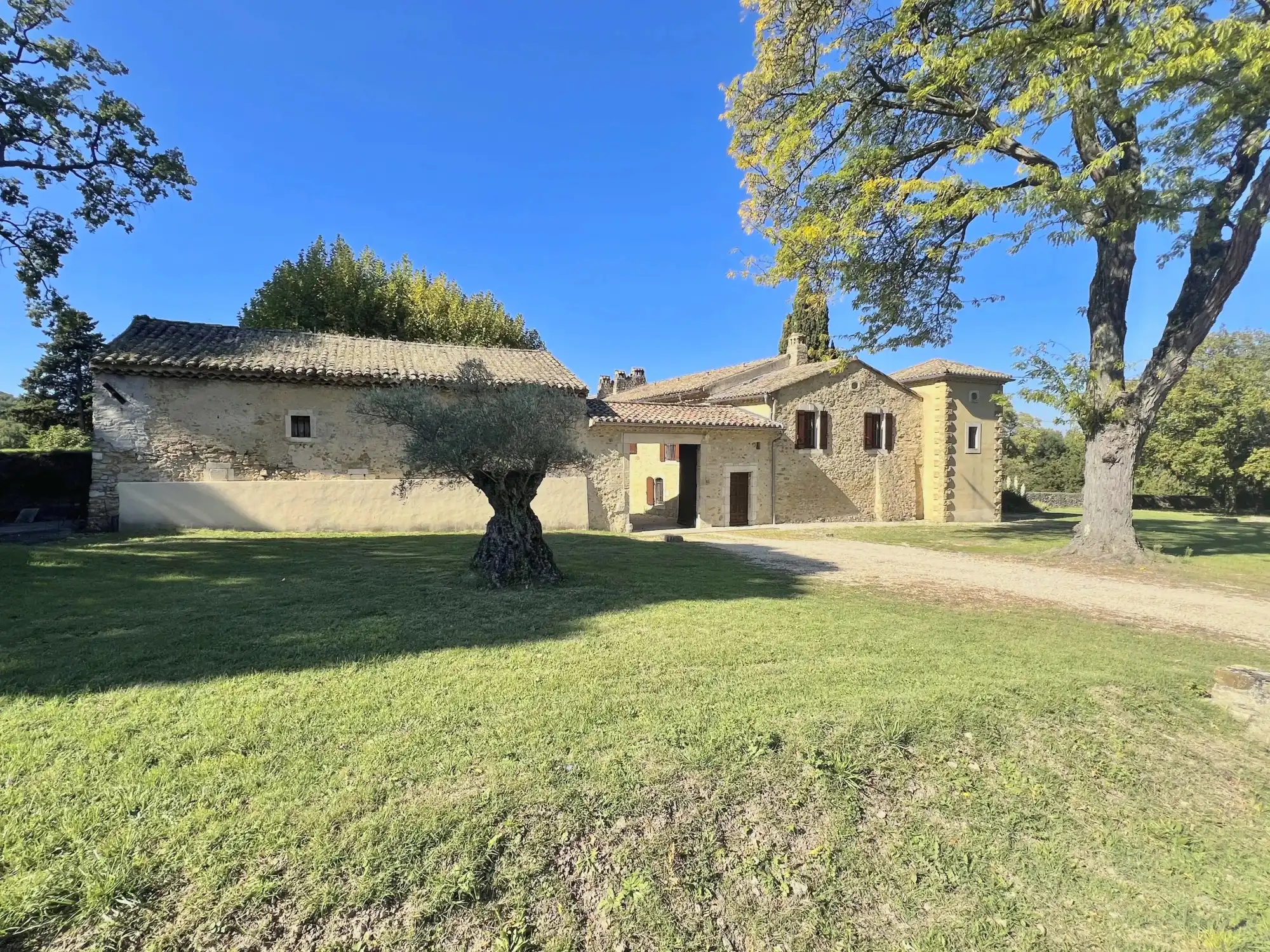 Photos Domaine historique de 39 hectares avec chapelle classée et sources naturelles