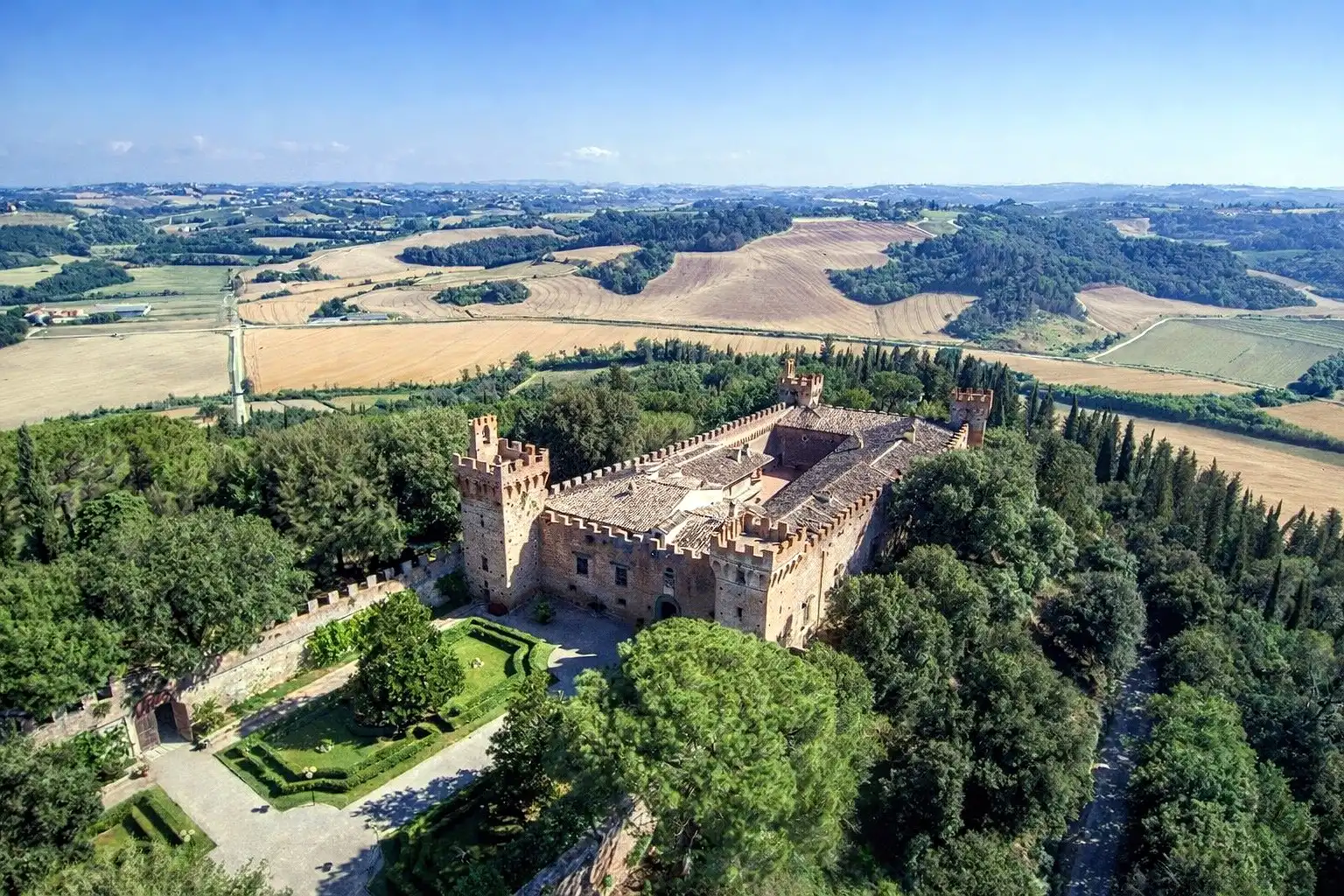 Photos Castello di Oliveto: Tuscan castle estate - 3,000-acre investment opportunity