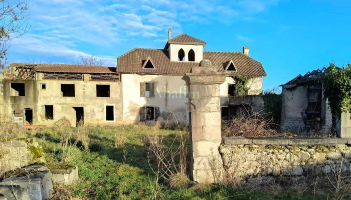Former rural estate with Pyrenees views