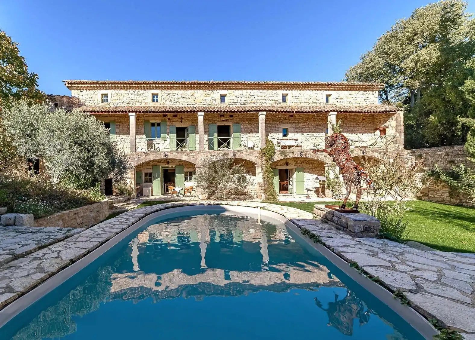 Photos Provençal country property with annexes, pool and garden