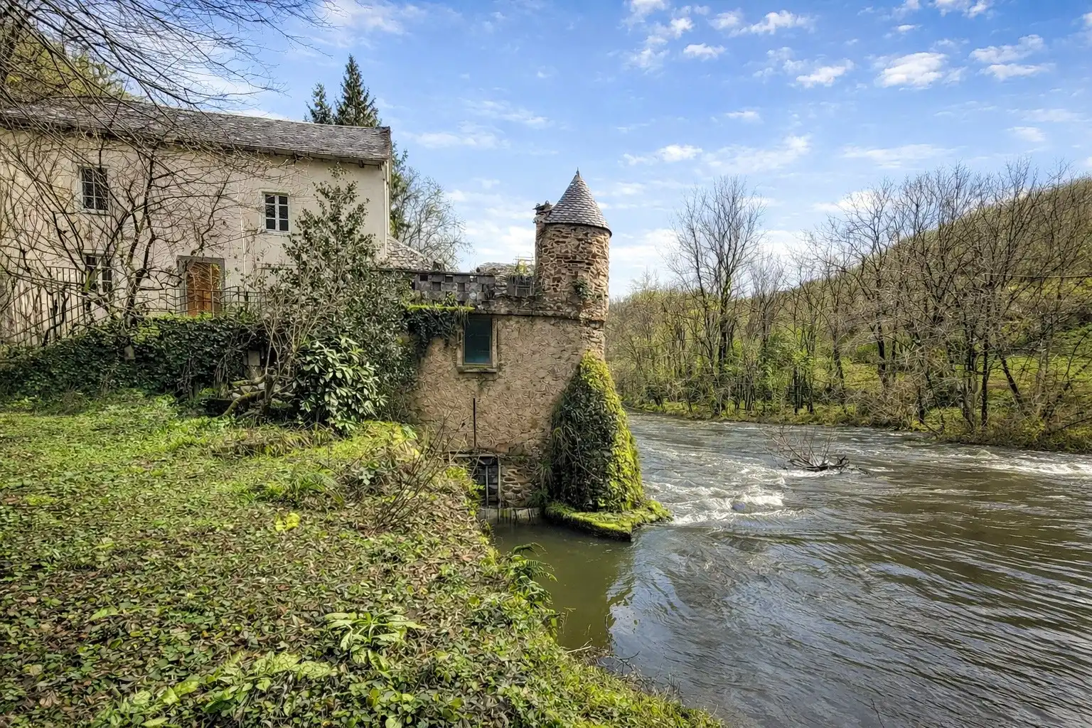 Photos 16th-century water mill with private waterfall