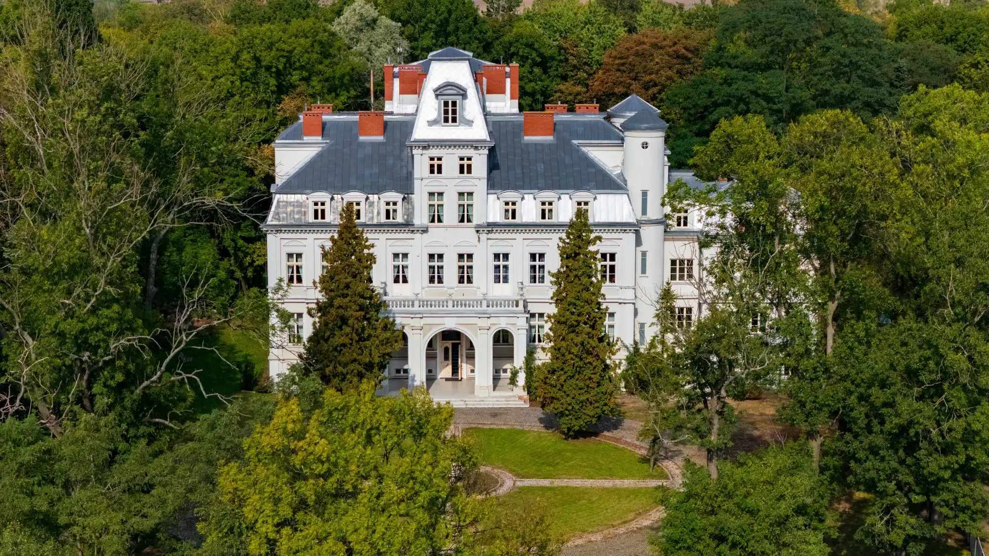 Photos Neo-Renaissance country estate in central Poland