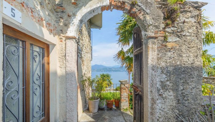 Historiskt hem till salu Germignaga, Lombardiet	