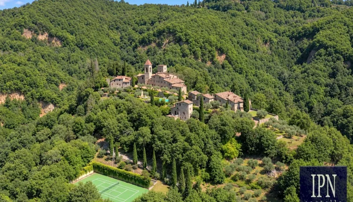 Character property with restored chapel and frescoes in Monte Migiano