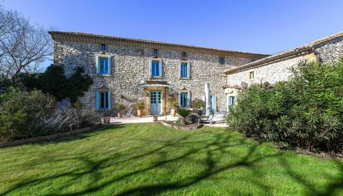 Provençal estate near Uzès with annexes, parkland and swimming pool