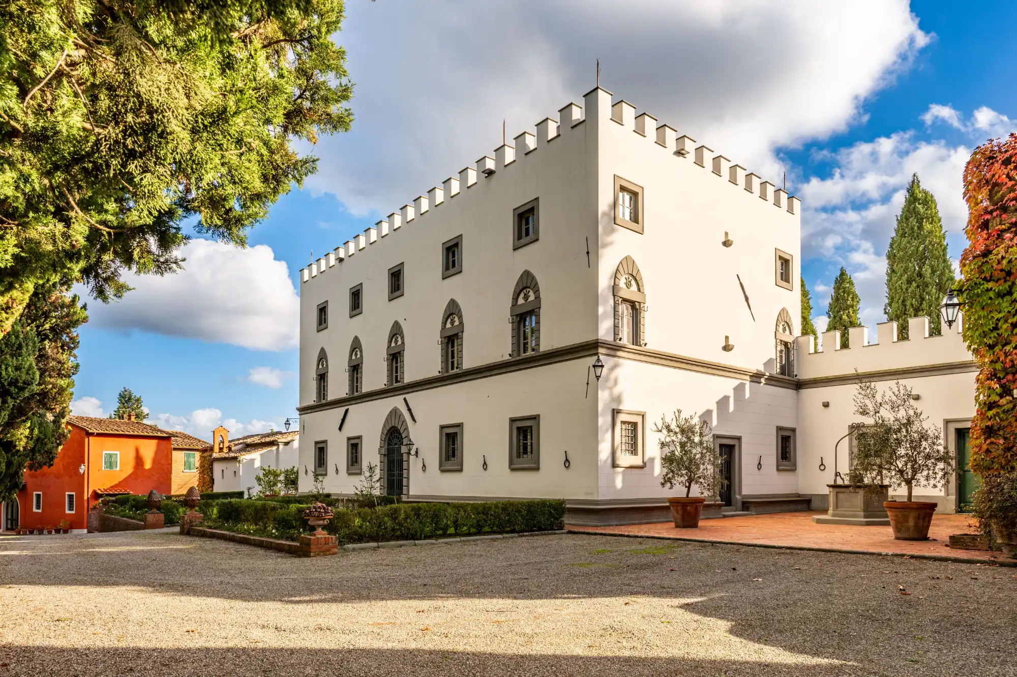 Photos 48-acre Tuscan wine estate with country house, olive grove and parkland