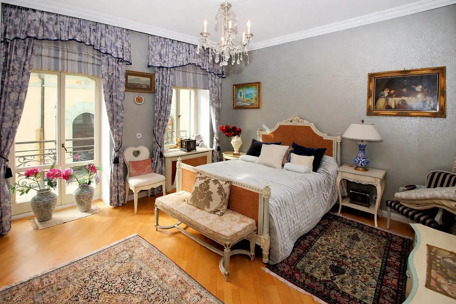 Photos Historic three-bedroom apartment with expansive terrace in the Karlovy Vary spa district