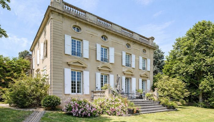 Period country house with equestrian facilities near Lyon