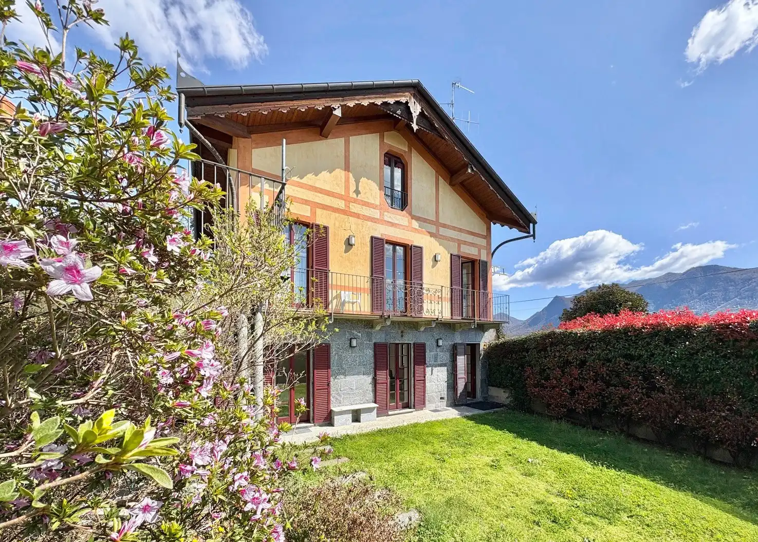 Billeder Restaureret historisk hus med tre boligenheder og søudsigt