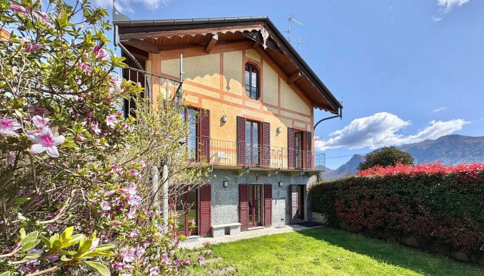 Restaureret historisk hus med tre boligenheder og søudsigt