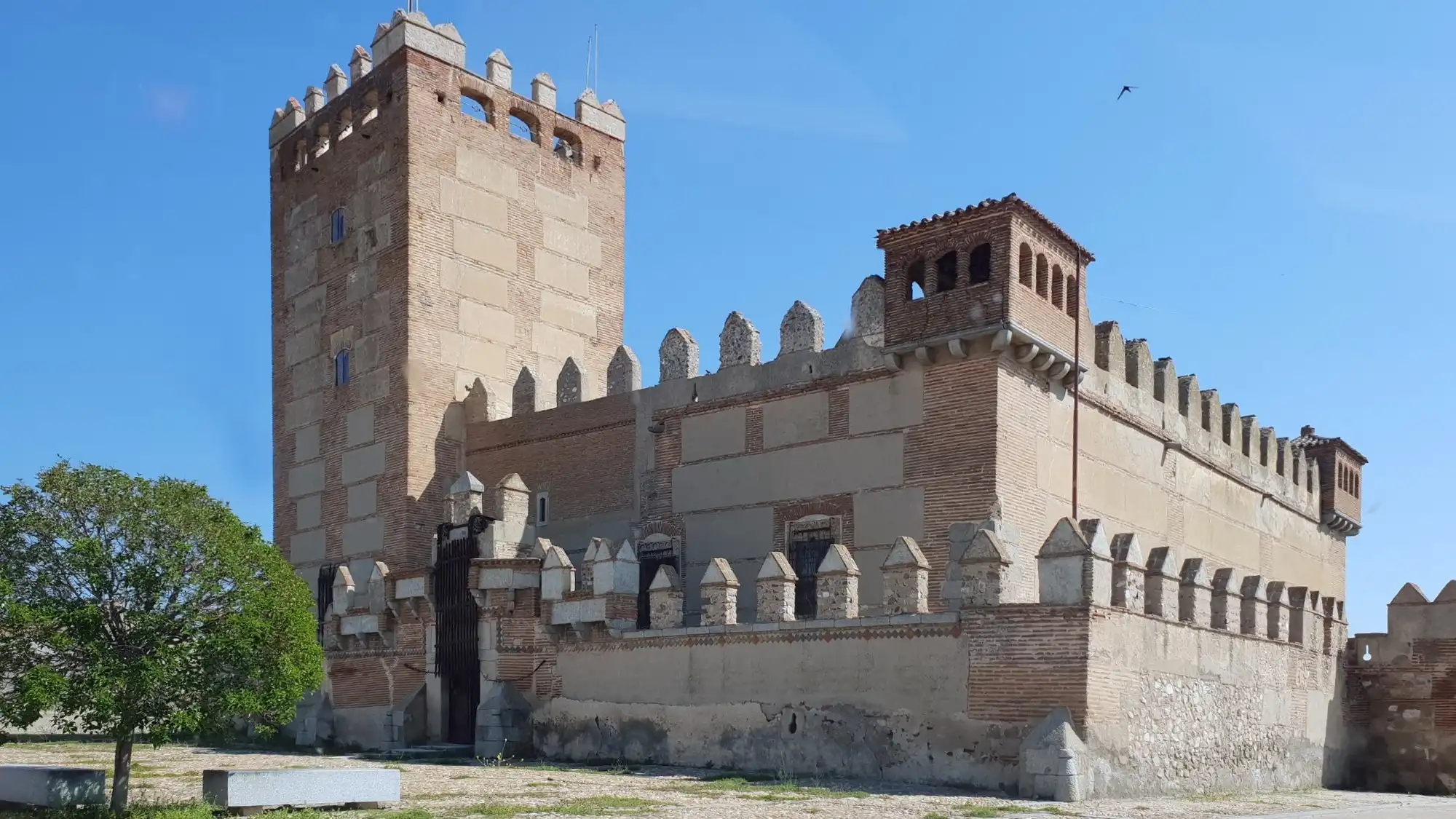 Photos 15th-century castle in Narros de Saldueña