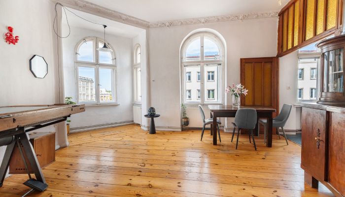 Apartment with bay window in a period building – central Poznań