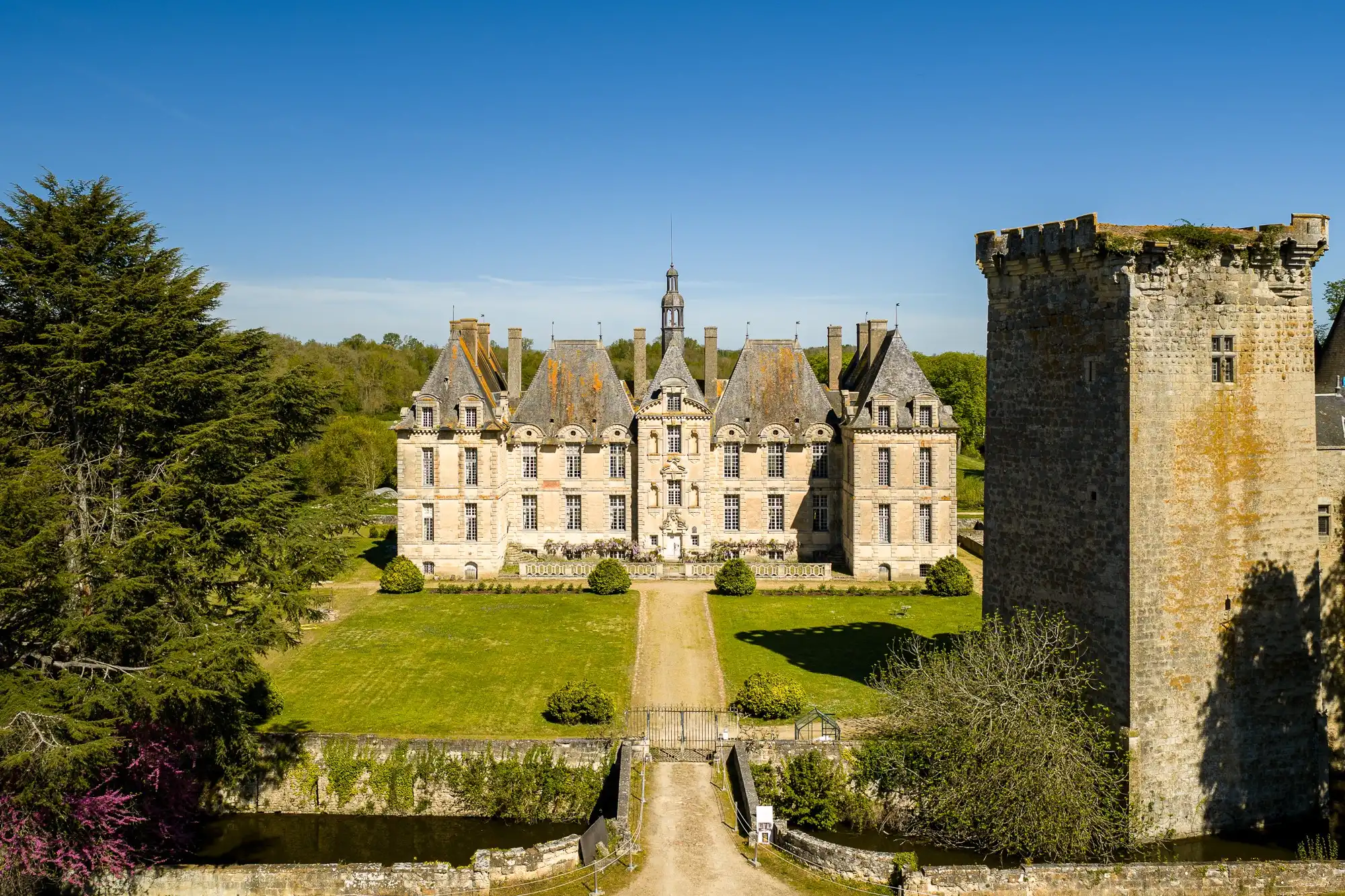 Photos Château with baroque gardens and keep - French estate on a riverfront setting