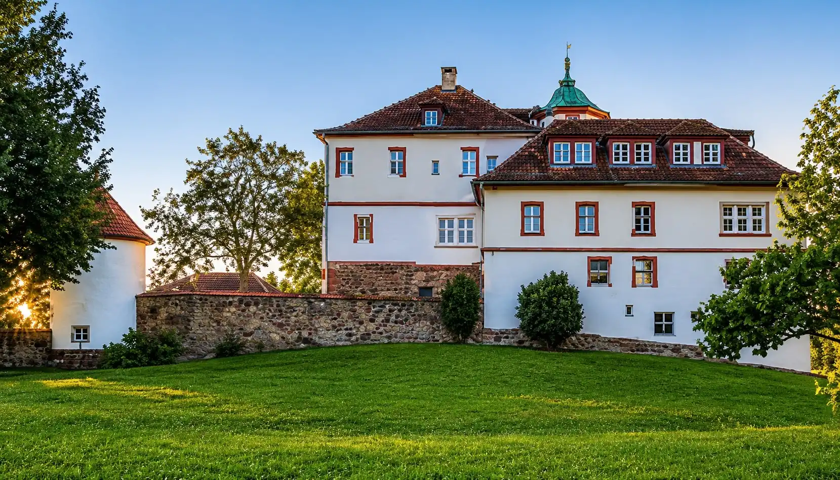 Photos Exklusive Schlossanlage mit mehreren Gebäuden auf einem ca. 15 ha großem Gelände nördlich von Schwäbisch Gmünd