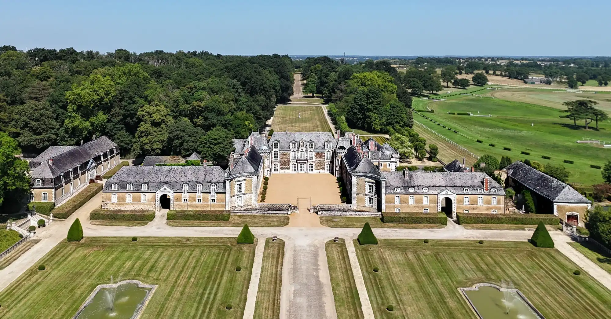 Photos 17th-century château with private racecourse in Anjou