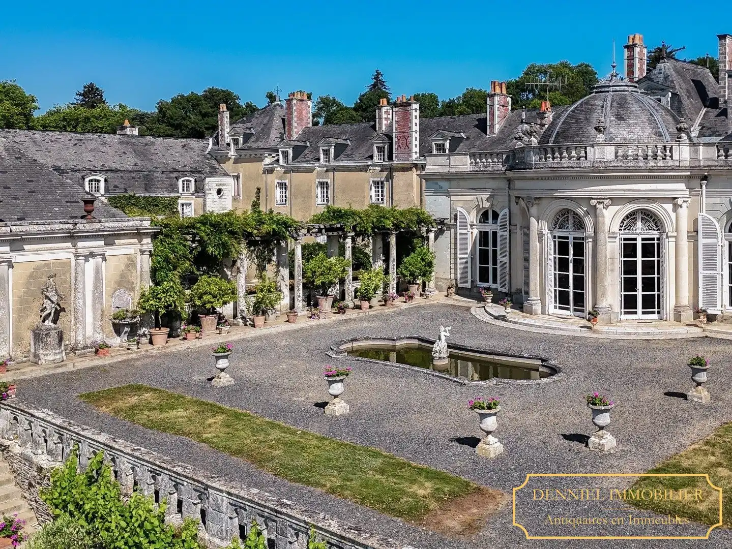 Photos 17th-century château with private racecourse in Anjou