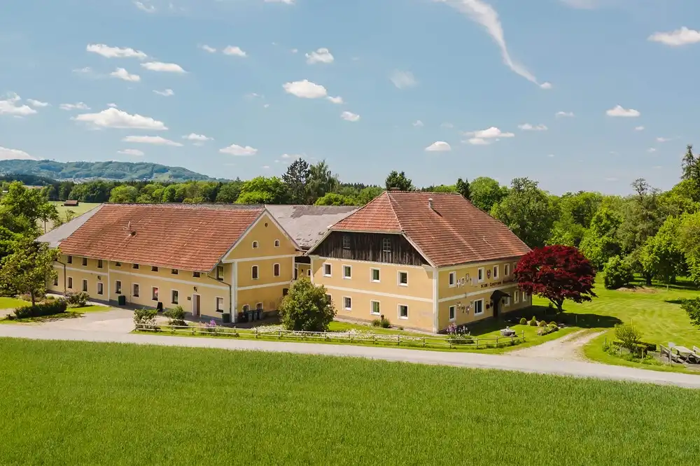 Photos Country estate with outbuildings and chapel - Special zoning area