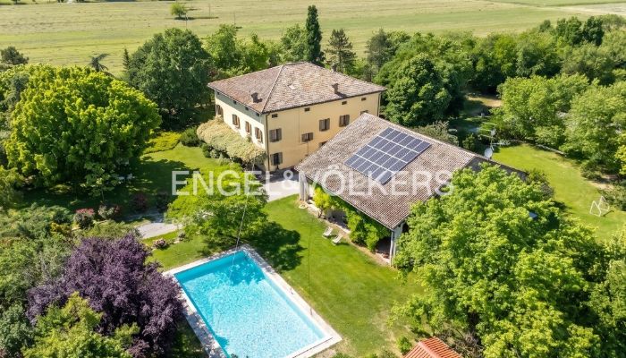 Country house with outbuilding and pool near Parma - 3,21 acres