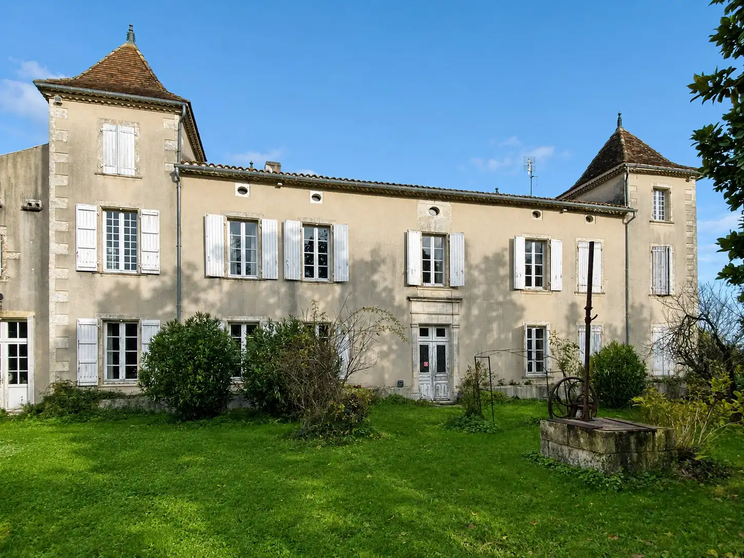 Photos Country estate with manor house and outbuildings in the south of Charente, Nouvelle-Aquitaine