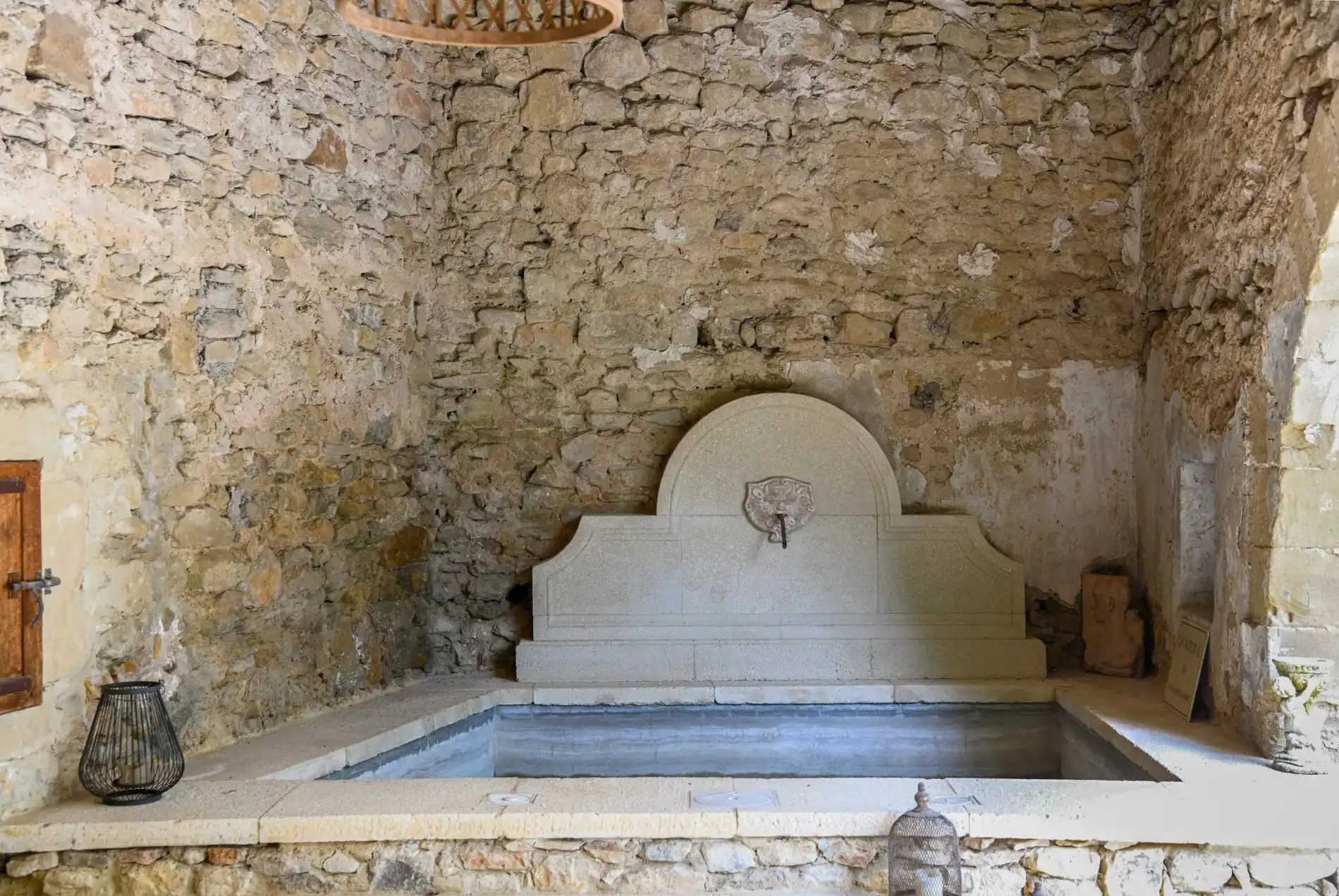 Photos Village house with vaulted ceilings, courtyard and south-facing garden near Uzès