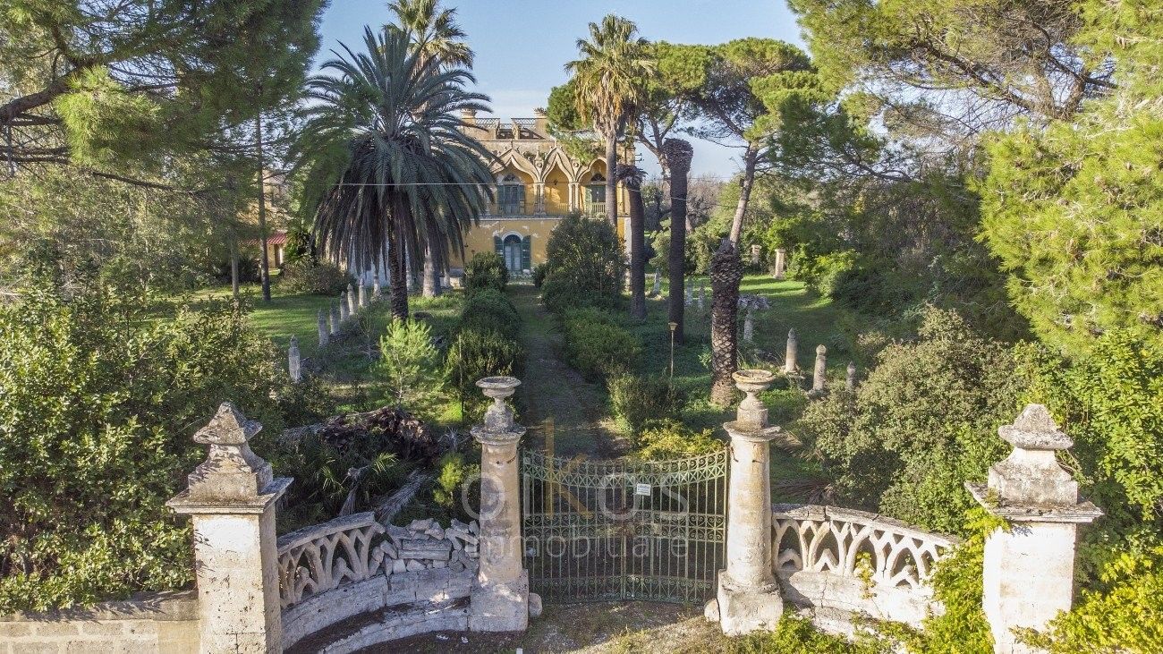 Photos Impressive Italian mansion in Puglia with garden and olive grove