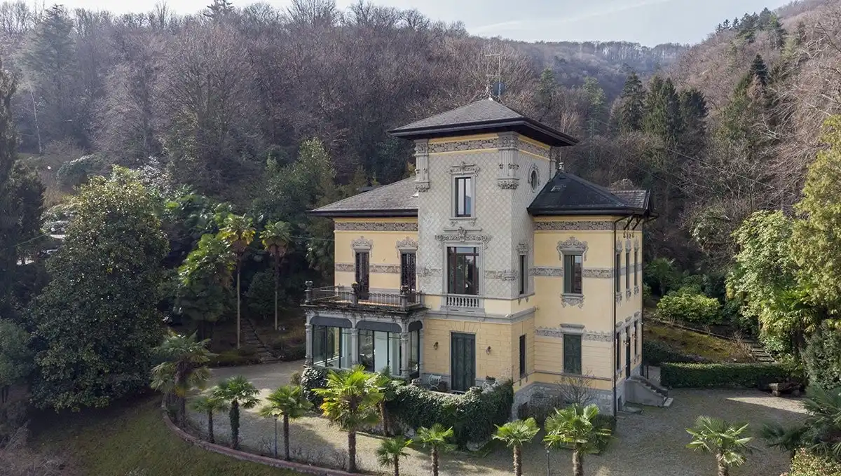 Photos Prestigiosa Villa Liberty in vendita nel centro di Stresa
