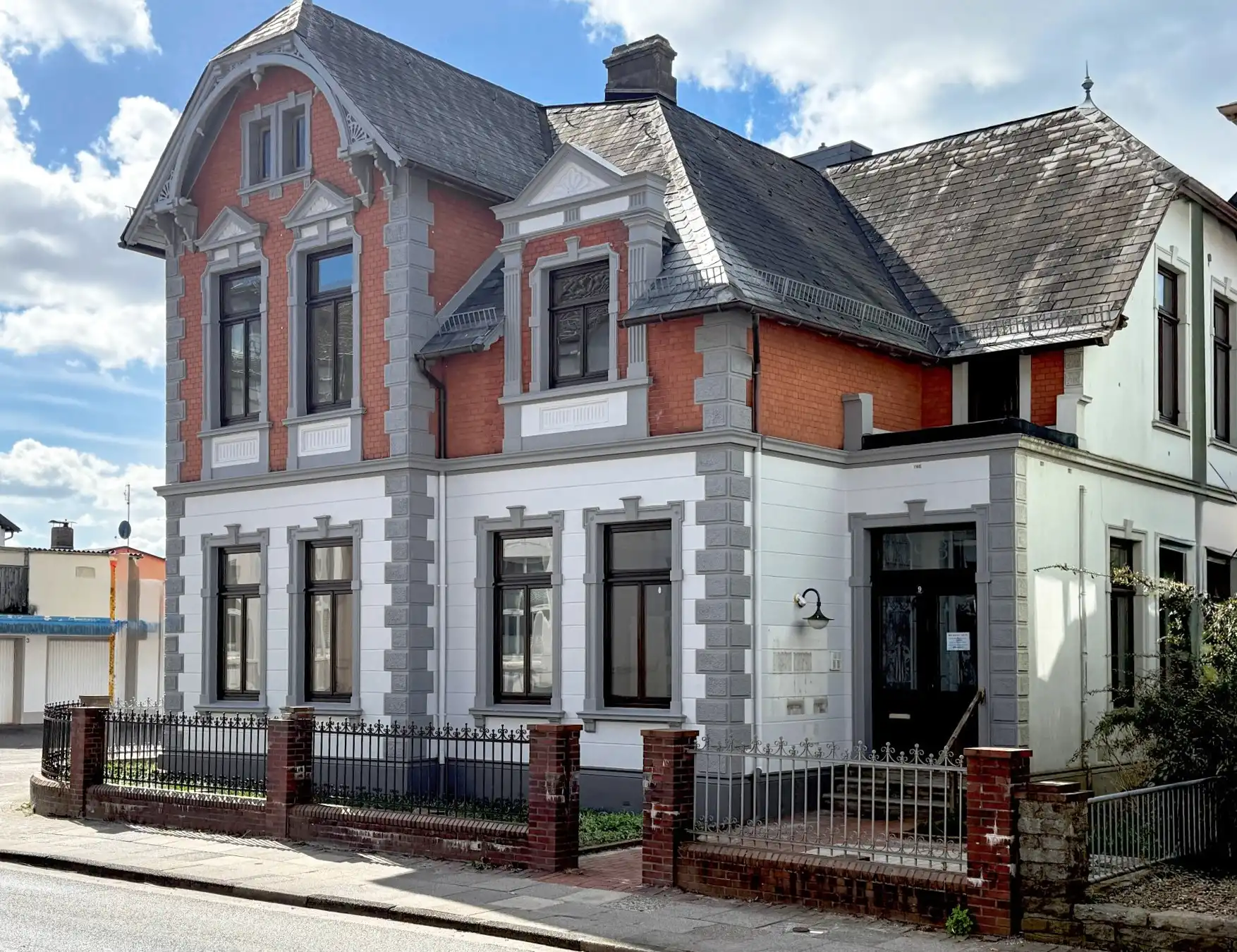 Photos Wilhelminian-style period villa with historic features in Brake