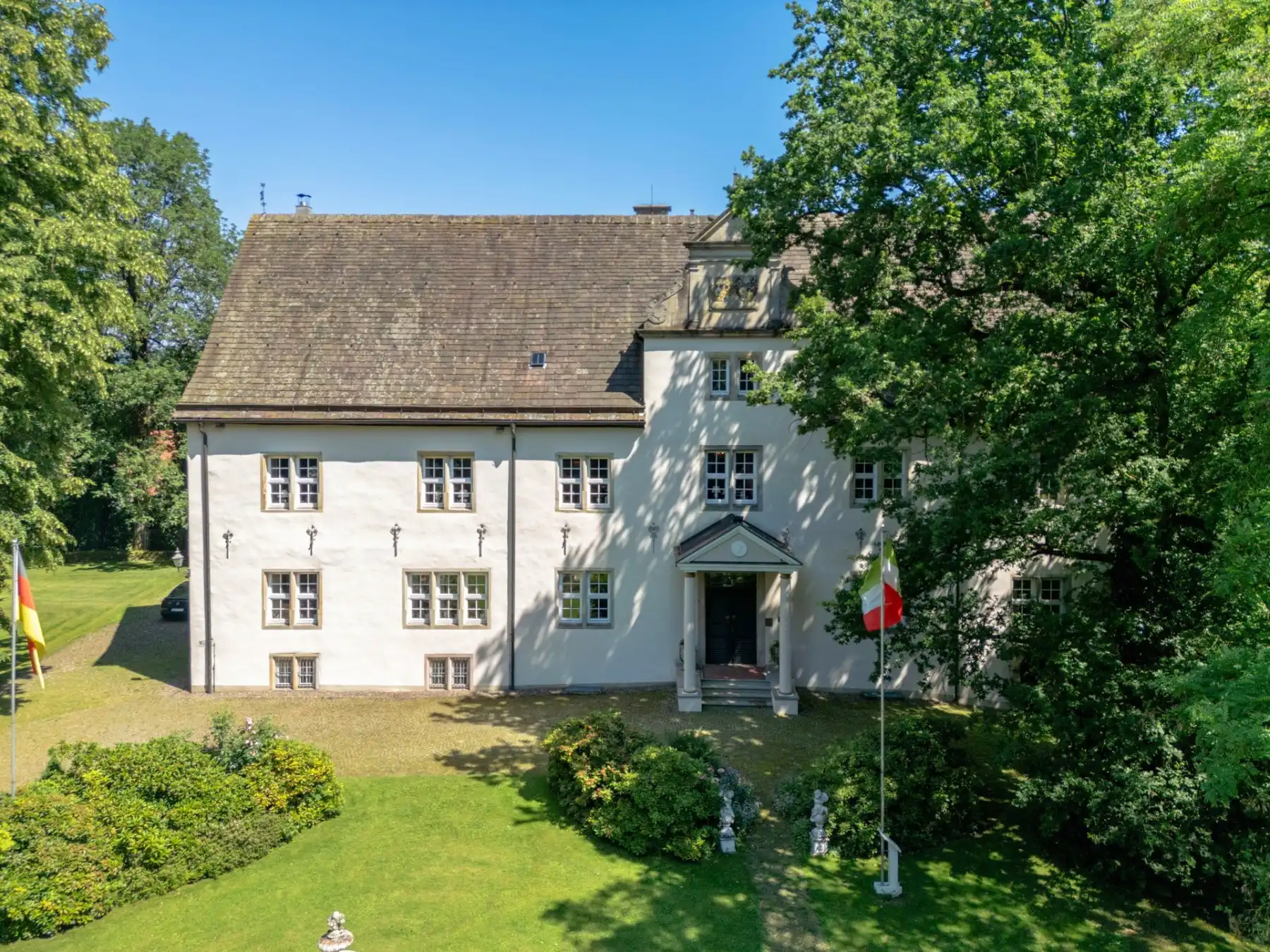 Photos Restored listed castle near Paderborn with 2.1-acre park