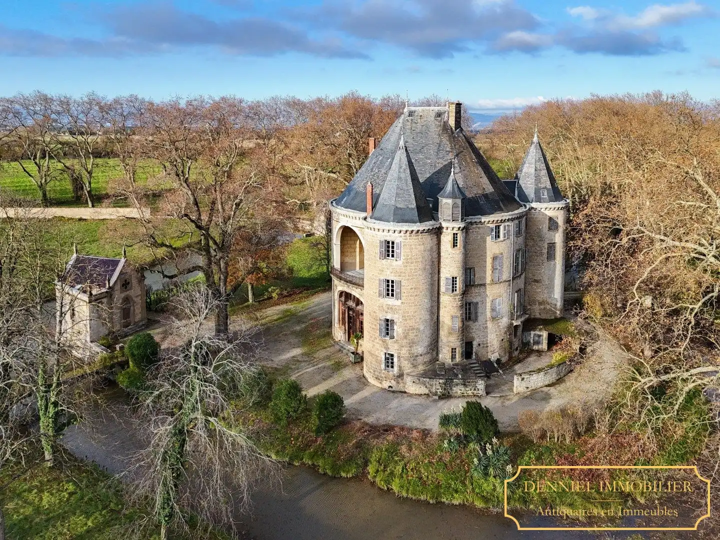 Photos Circular moated castle in Auvergne-Rhône-Alpes