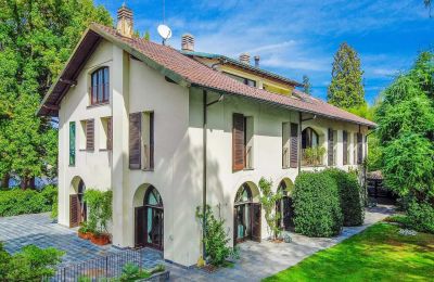 Historic Villa for sale Castelletto Sopra Ticino, Piemont:  Side view