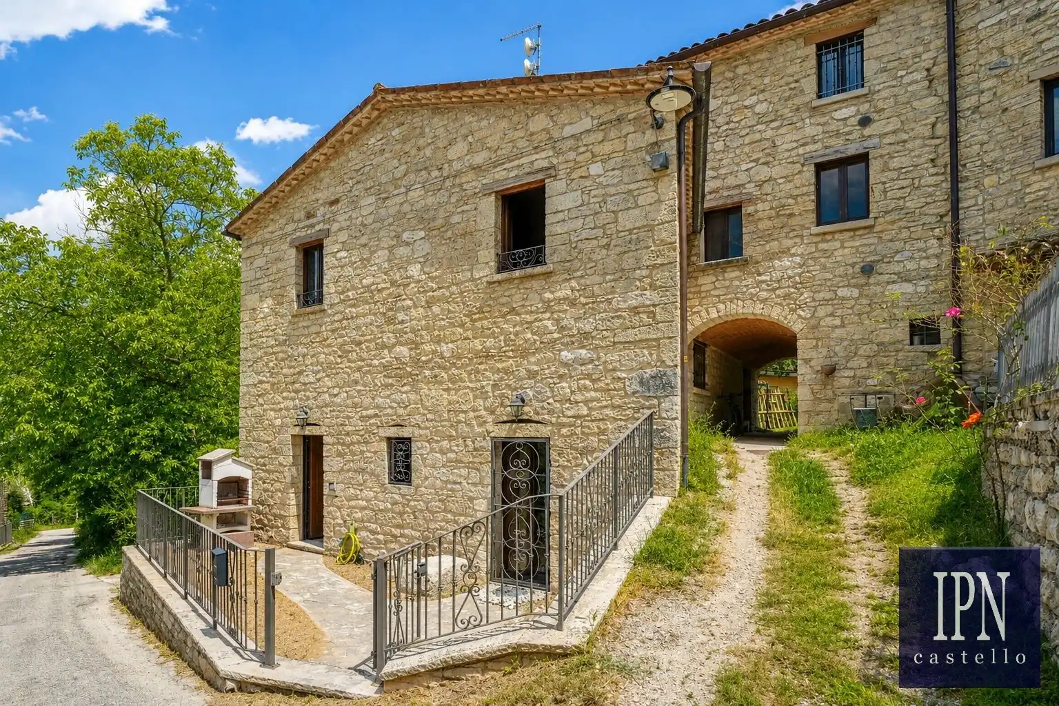 Photos Restored 18th-century stone property with three apartments in Piobbico, Marche