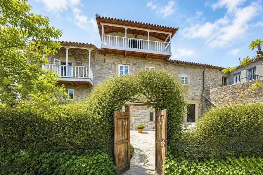 Historic properties, A calling in northwestern Spain