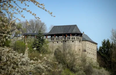 Castle for sale Bavaria, Haupthaus mit Wehrgang und überdachter Terrasse