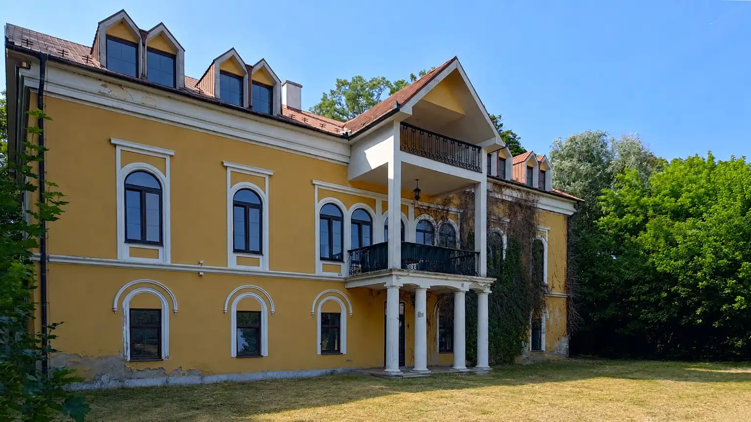Photos Manor house with 8 loose boxes in Kovárce, Nitra Region