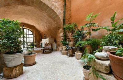 Historic property for sale Uzès, Occitania, Image 2/32