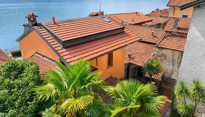 Historic home in Ghiffa with Lake Maggiore views, 50 m from the lake